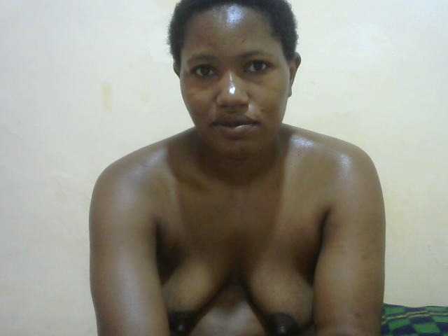 Queentafa23 live cam on BongaCams