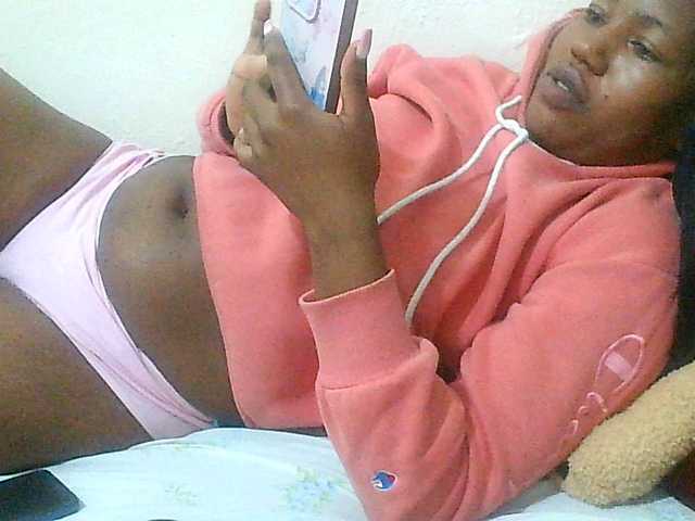 Queentafa23 live cam on BongaCams
