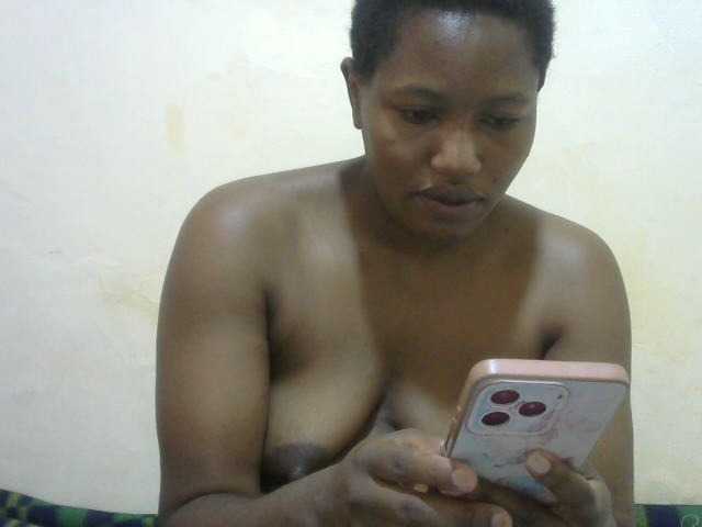 Queentafa23 live cam on BongaCams