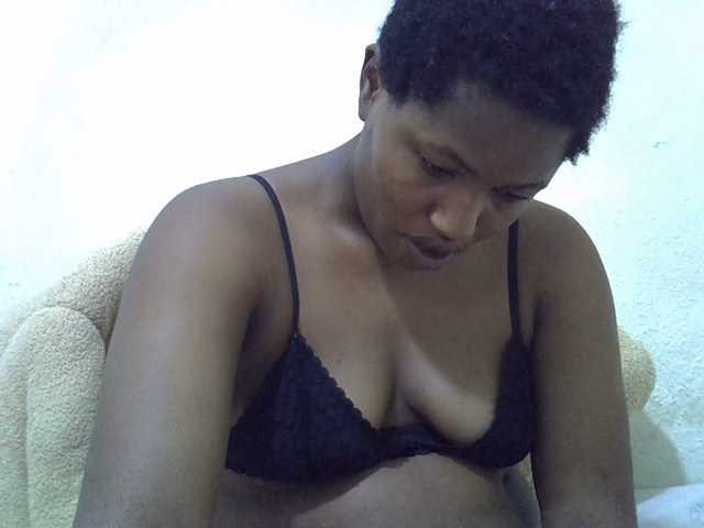 Queentafa23 live cam on BongaCams