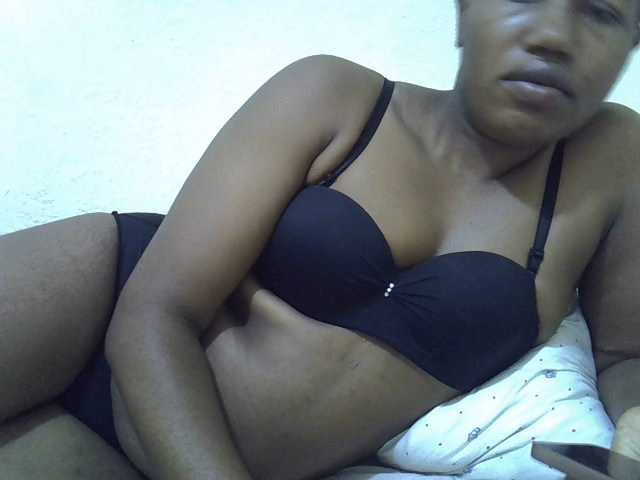 Queentafa23 live cam on BongaCams