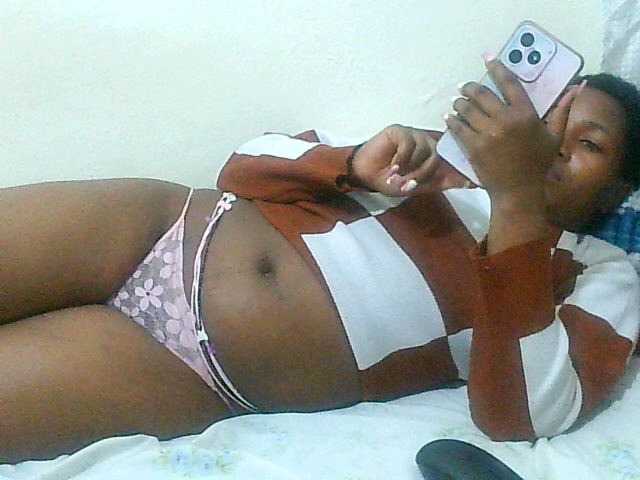 Queentafa23 live cam on BongaCams