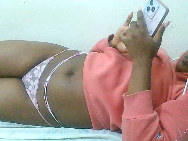 le modèle Queentafa23 est en webcam porno dans un show sur le site bongacams, il possède les tags suivants: Ebony,Brunette,Trimmed