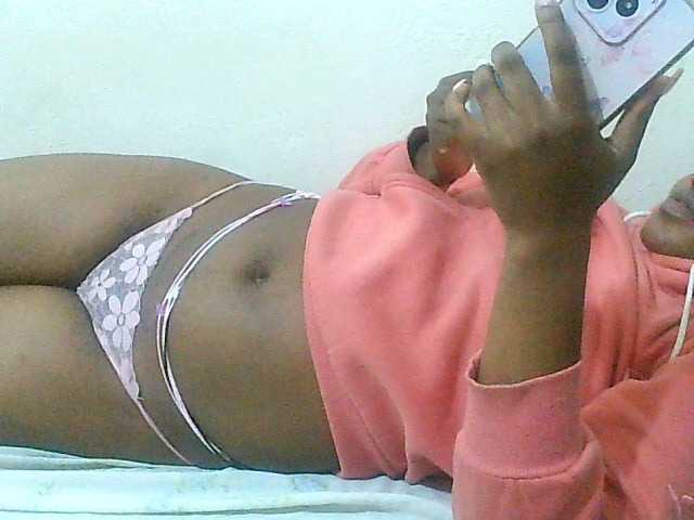 Queentafa23 live cam on BongaCams