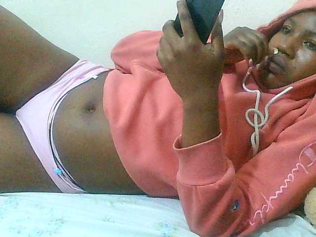 Queentafa23 live cam on BongaCams