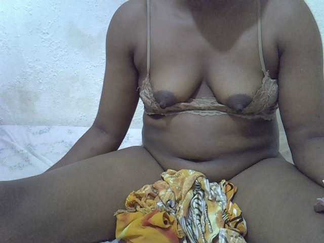 Queentafa23 live cam on BongaCams