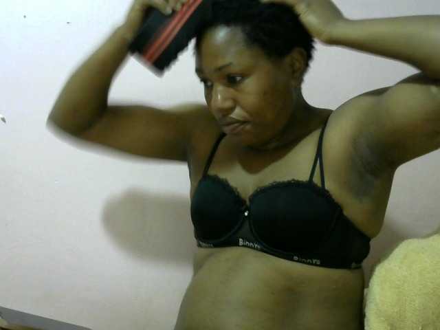 Queentafa23 live cam on BongaCams