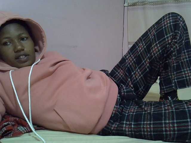Queentafa23 live cam on BongaCams