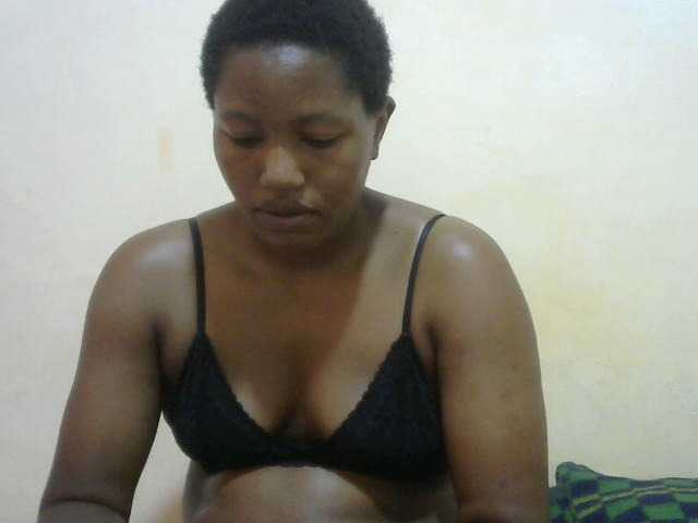 Queentafa23 live cam on BongaCams
