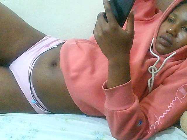 Queentafa23 live cam on BongaCams