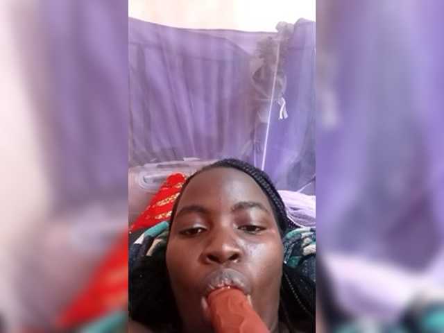 Creamyypussy live cam on BongaCams