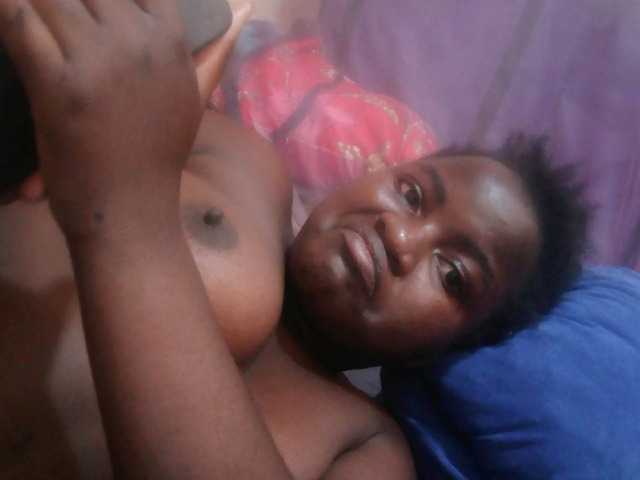 Creamyypussy live cam on BongaCams