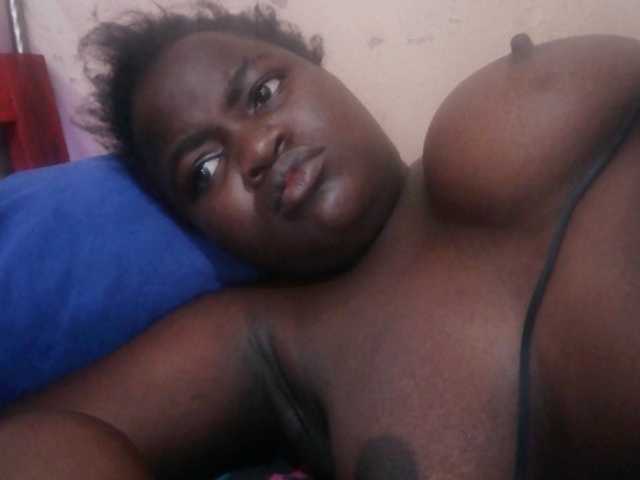 Creamyypussy live cam on BongaCams