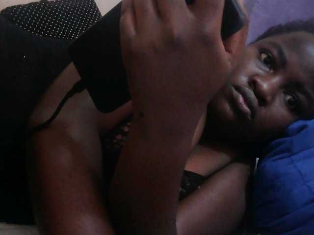 Creamyypussy live cam on BongaCams