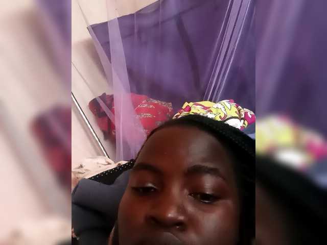 Creamyypussy live cam on BongaCams