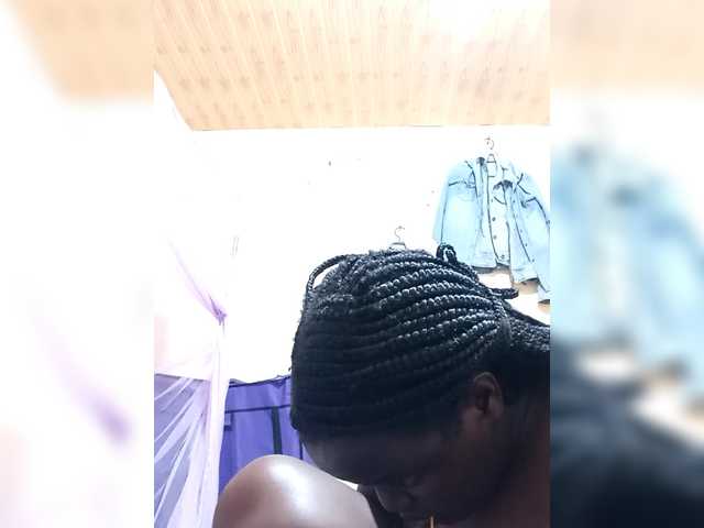 Creamyypussy live cam on BongaCams