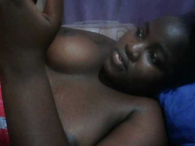 Creamyypussy live cam on BongaCams