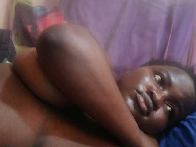 Creamyypussy live cam on BongaCams