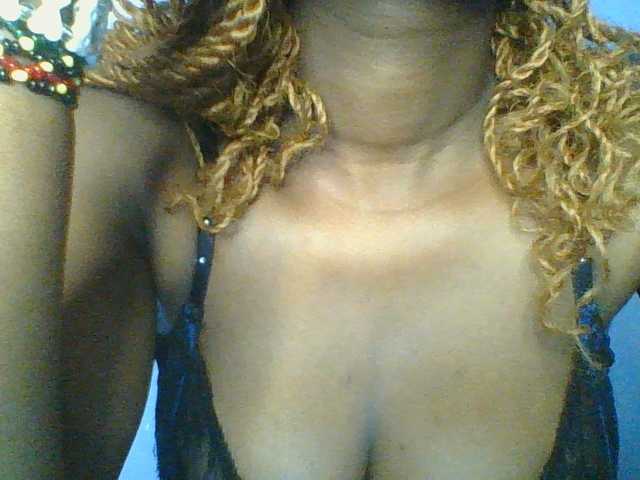 le modèle Sweetchely est en webcam porno dans un show sur le site bongacams, il possède les tags suivants: Ebony,Brunette,Trimmed
