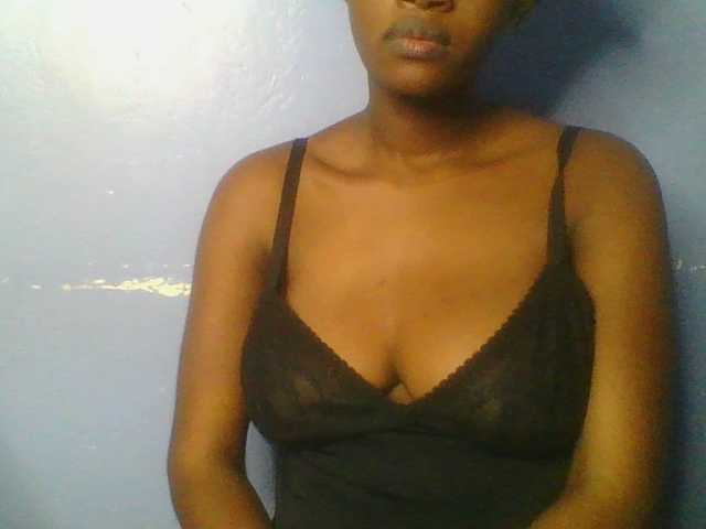 le modèle Sweetchely est en webcam porno dans un show sur le site bongacams, il possède les tags suivants: Ebony,Brunette,Trimmed