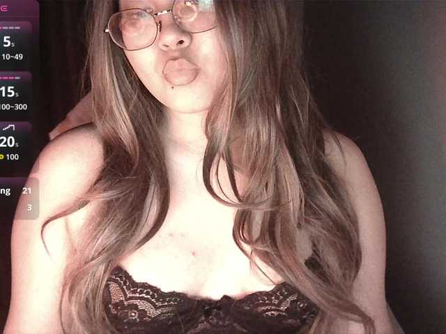 HoneyMoans live webcam show