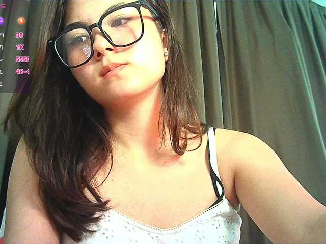 HoneyMoans live webcam show