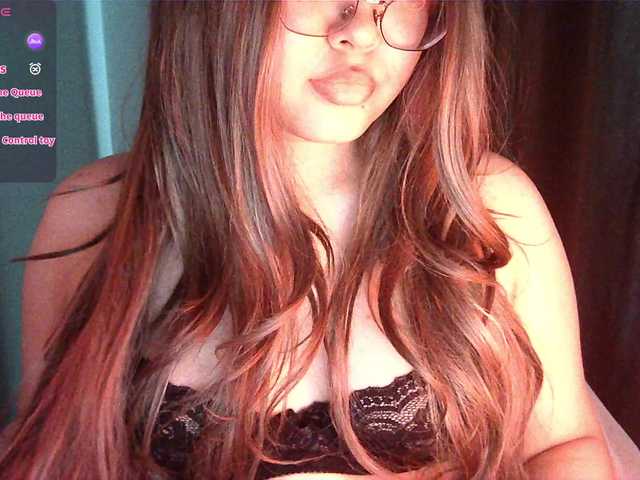 HoneyMoans live webcam show
