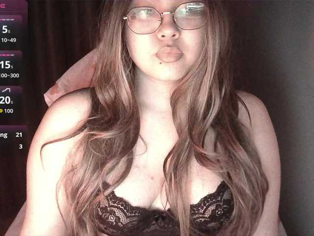 HoneyMoans live webcam show