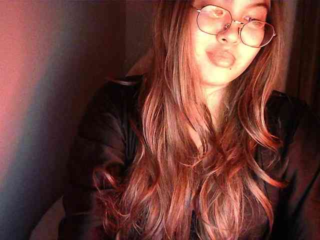 HoneyMoans webcam