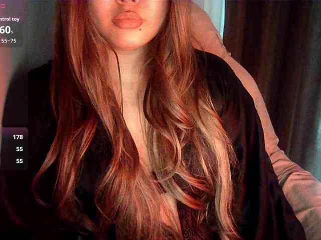 HoneyMoans webcam