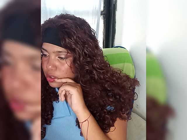 Alizon-09 live webcam show