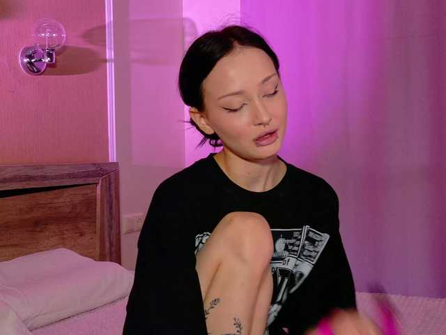 bloomsakura — live female cam