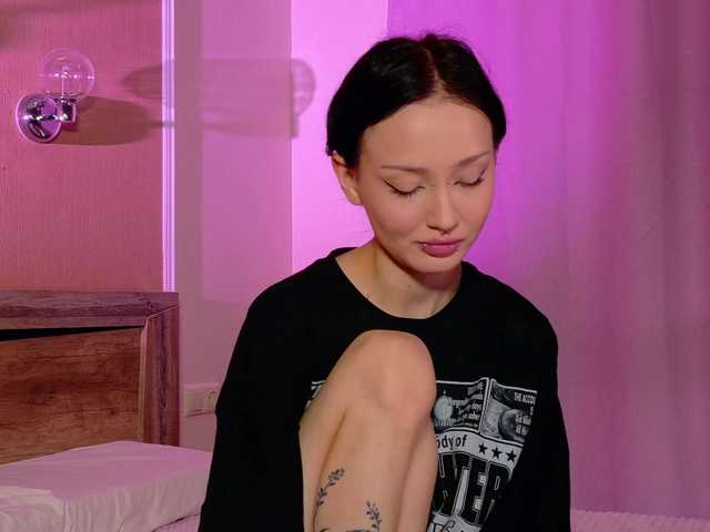 bloomsakura — live female cam