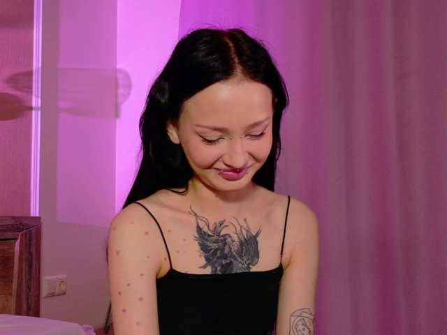 bloomsakura — live female cam