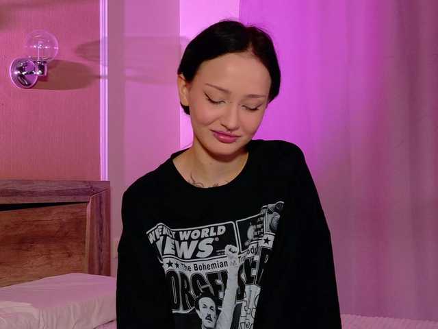 bloomsakura — live female cam