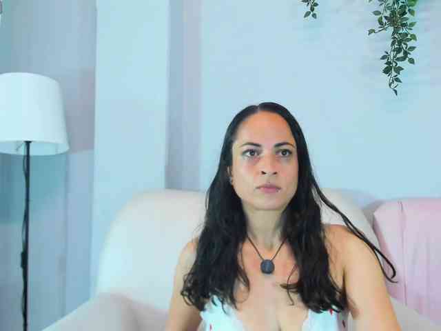 Luciecarter webcam