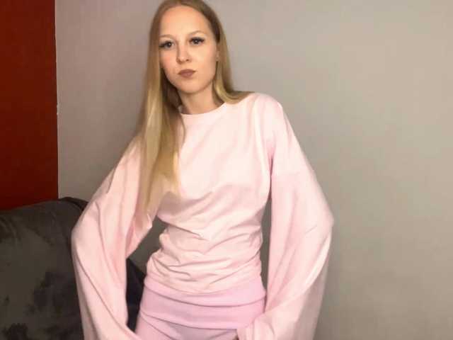 le modèle QueenieGroos est en webcam porno dans un show sur le site bongacams, il possède les tags suivants: White/Caucasian,Blonde,Shaved