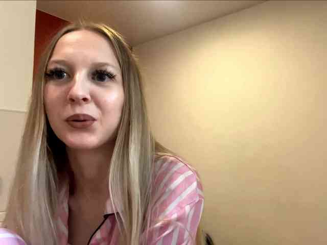 QueenieGroos webcam