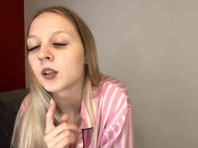 QueenieGroos webcam