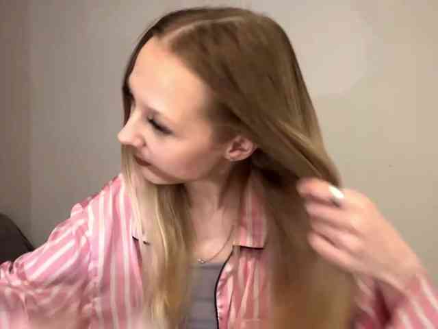 QueenieGroos webcam