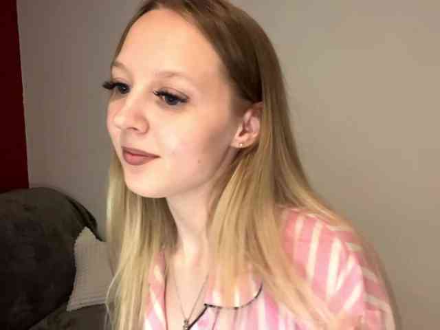 QueenieGroos webcam