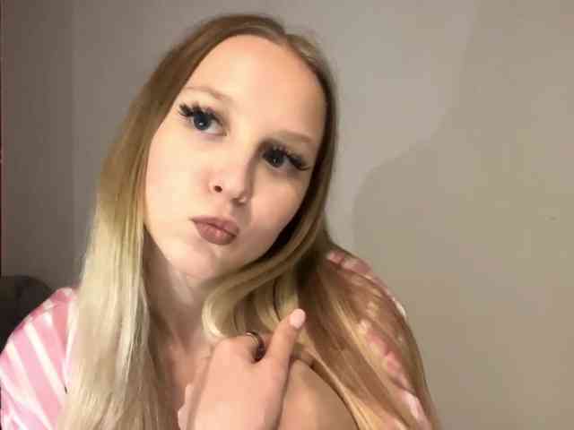 QueenieGroos webcam