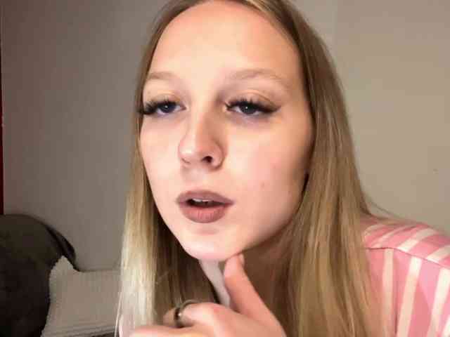 QueenieGroos webcam