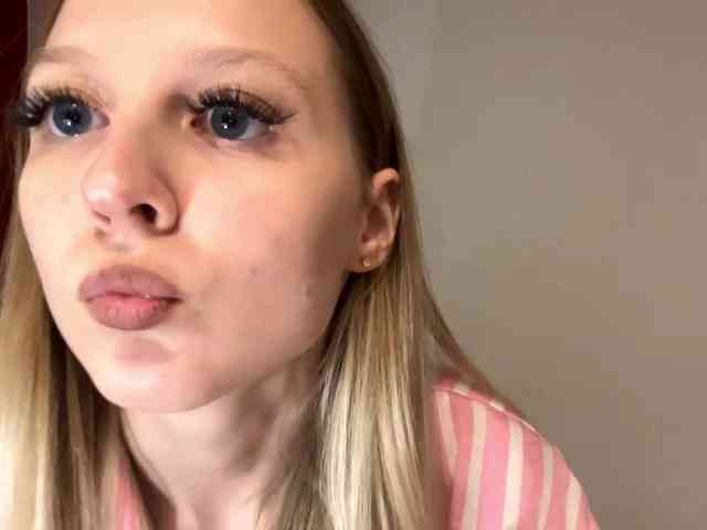 QueenieGroos webcam