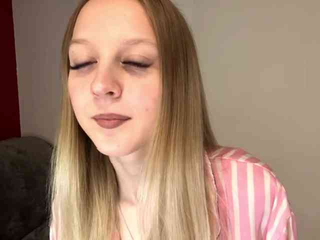QueenieGroos webcam