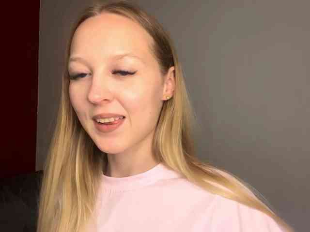 QueenieGroos webcam