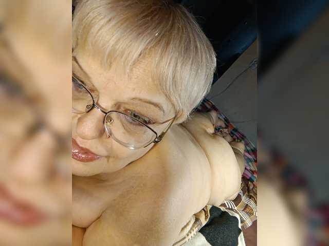 LLIyJluk live cam on BongaCams
