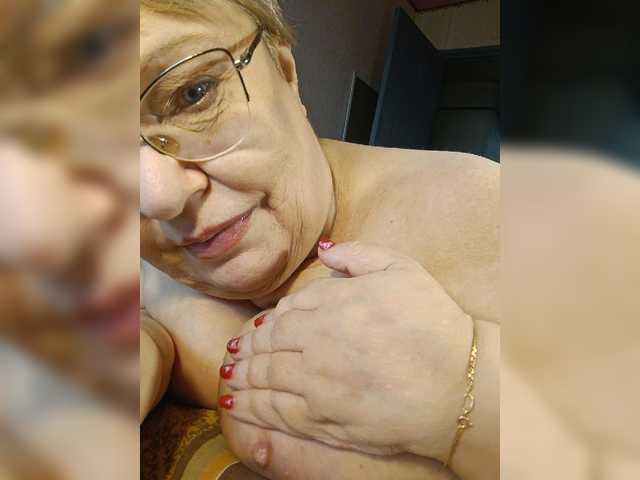LLIyJluk live cam on BongaCams