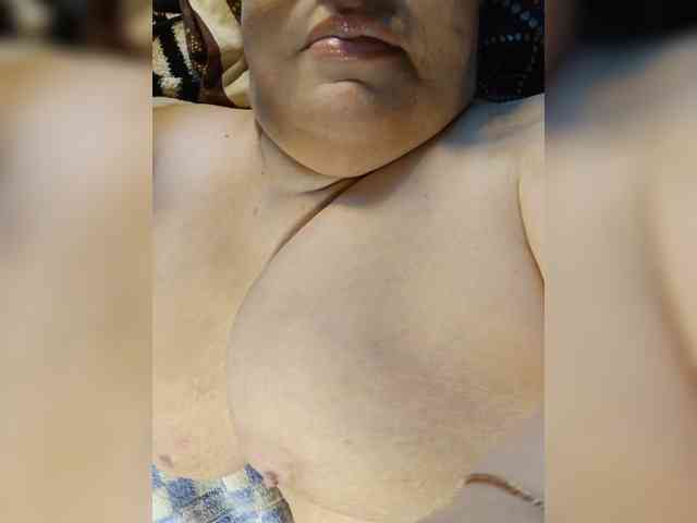 LLIyJluk live female cam on bongacams