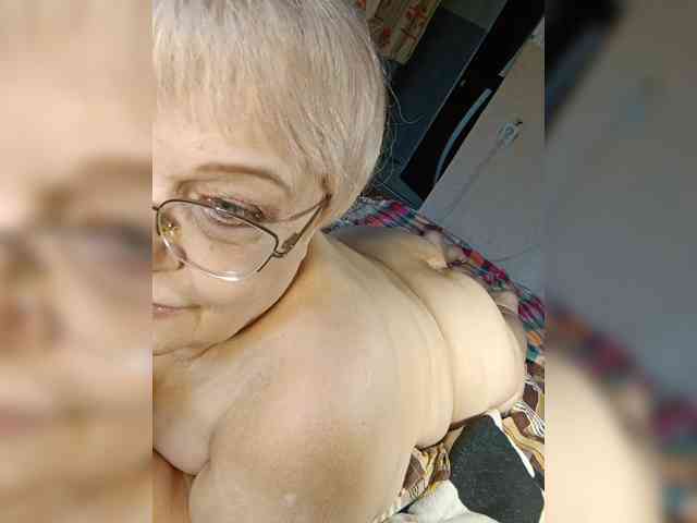 LLIyJluk live female cam on bongacams
